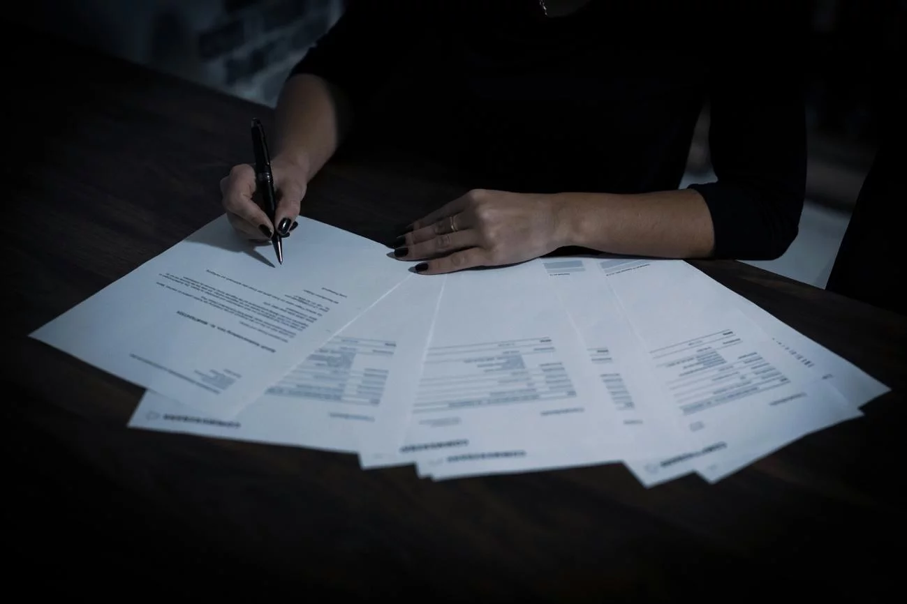 Entender os impostos de uma corretora de seguros contribui para uma melhor gestão empresarial. Saiba mais neste artigo do Grupo Híbrido.